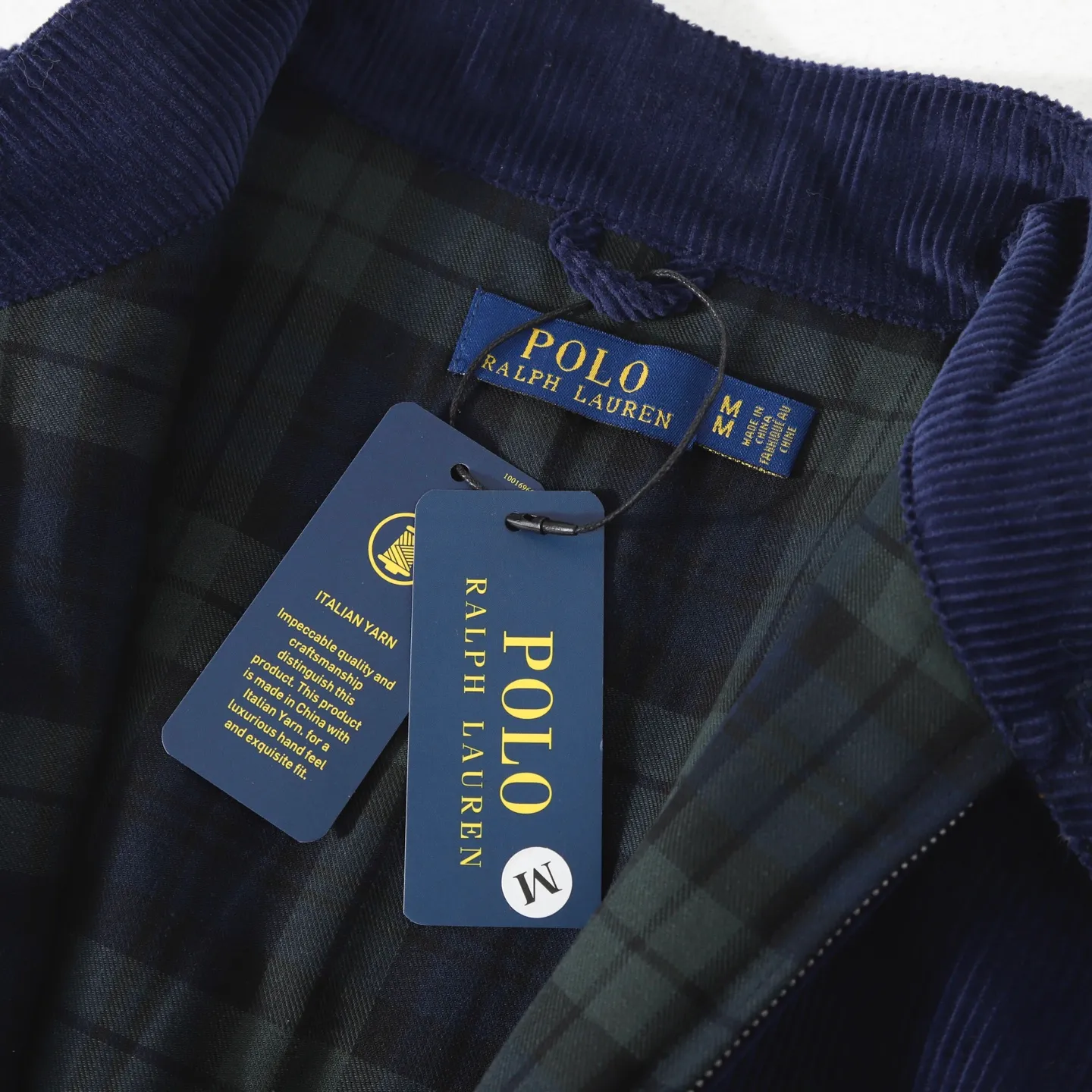 P350 #R24 Ralph Lauren Corduroy Jacket Embroidered Pony Jacket Old Money Style Old Cadre Style Harrington Jacket The interior is made of Scottish plaid fabric, autumnal corduroy material, plus their classic khaki color - three major elements to add to the classic veteran silhouette, retro corduroy fabric. Don’t miss it if you go for the retro route. The same style for men and women, Bai Baihe, is a hit on many star tops from Xiaohongshu! The classic Wellington-style custom-woven corduroy fabric has a delicate, smooth and thick inner plaid lining and uses TALON zippers! It has a retro movie fashion feel in itself! The fit is loose but not baggy. The size is just right and not too picky. The dropped shoulder design modifies the shoulders without making them look bulky. This silhouette is a style that will never go out of style after being worn for a long time. The upper body is also very durable and recognizable. The loose and reasonable version can be worn by both men and women. It is easy to create a clean and refreshing boyish look. Color: Brown, Navy Blue, Black Size: M /L /XL /XXL Length: 68/70/72/74 Bust: 122/126/130/134 Shoulder width: 53/54/55/56 Sleeve length: 65/66/67/68